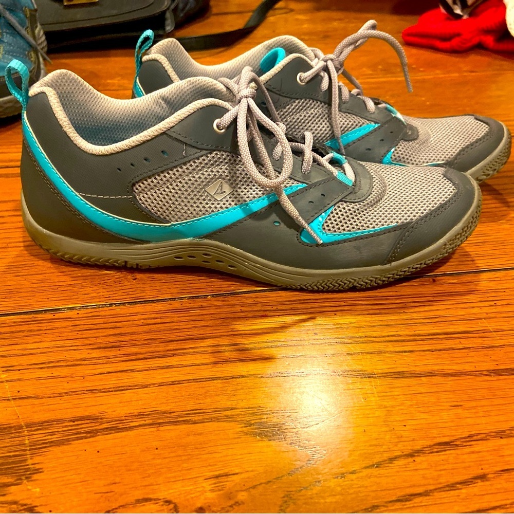 Sperry sneaker tennis shoe
Size 9.5 M
Teal‎ and grey
 Good condition